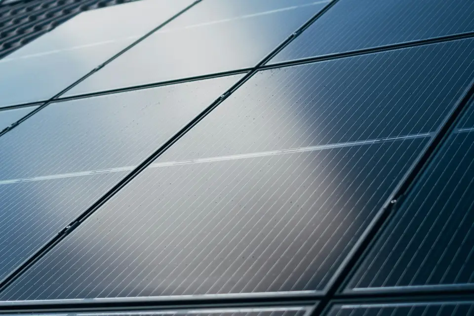 Zonnepanelen van dichtbij, met het licht van de lucht erin weerspiegeld